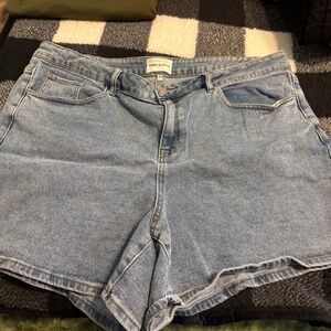 Poppy & Grace Light Wash Denim Shorts – Size 20W